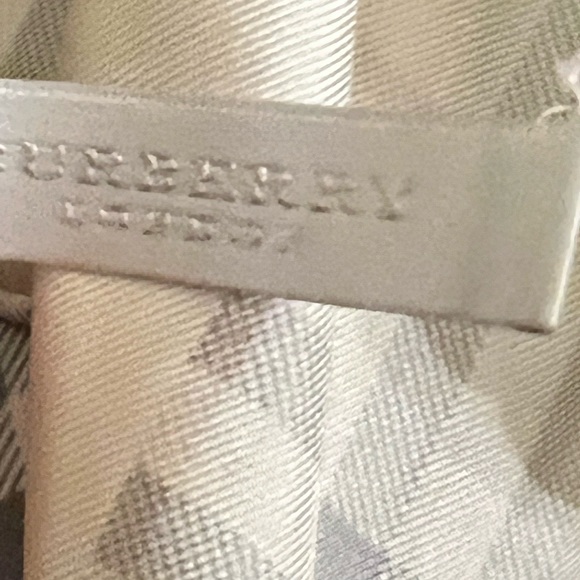 BURBERRY Scarf - Authentic - Picture 7 of 9